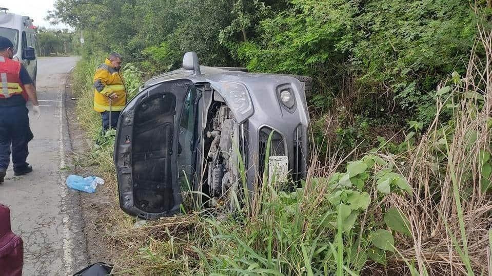Queda lesionada mujer en volcadura cerca de la Presa Queda lesionada mujer en volcadura cerca de la Presa