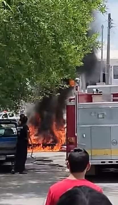 Bob¿mberos llegan a un reporte del incendio y no tenian agua en el tanque