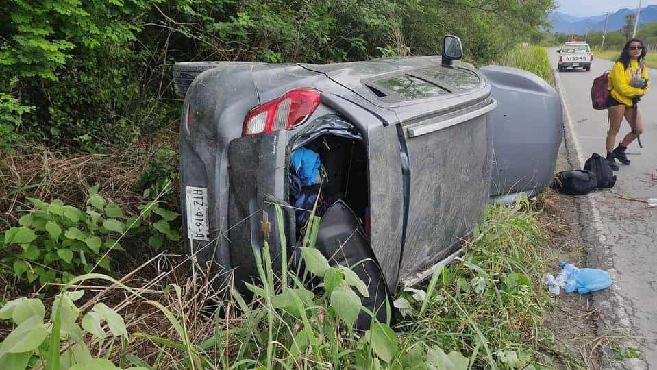 Una mujer terminó con diversas lesiones al volcar su vehículo