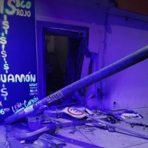 Buscan al conductor de una camioneta, que estuvo a punto de atropellar a tres personas