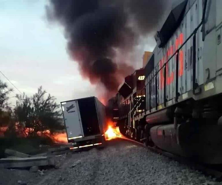 Tren se impacta con tráiler en Santa Catarina Tren se impacta con tráiler en Santa Catarina