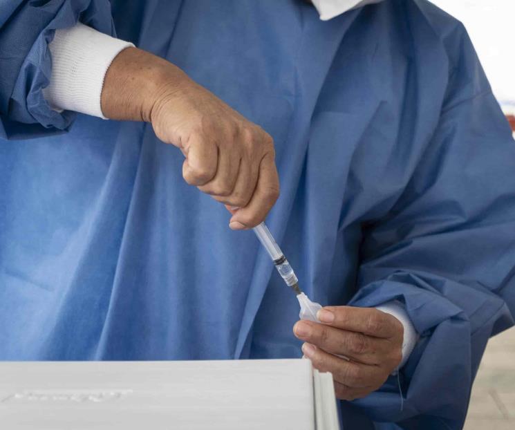Hospitalizan a persona con vacunación completa