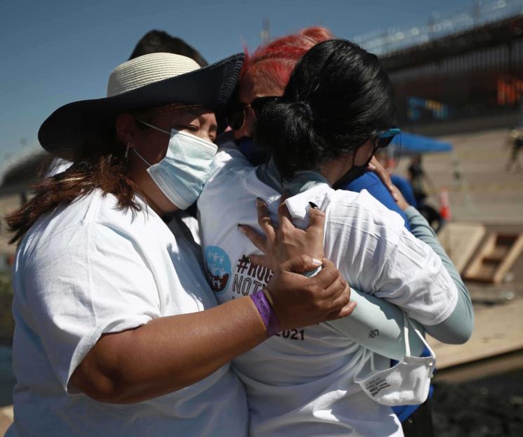 Derriban frontera que los divide para poder abrazarse Derriban frontera que los divide para poder abrazarse