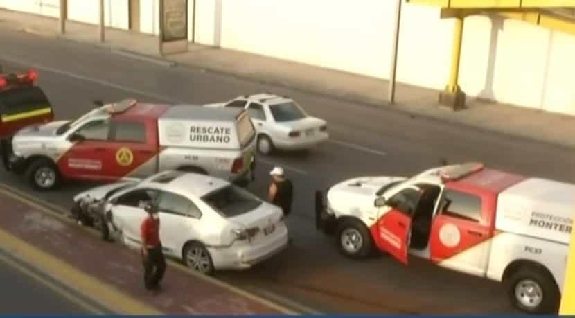 Destroza su auto al chocar con anuncio vial Destroza su auto al chocar con anuncio vial