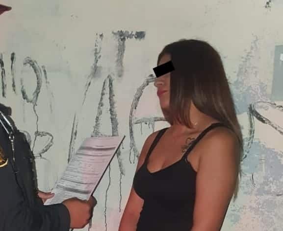 Una pareja que discutía, gritaban palabras altisonantes y se empujaban entre si en la vía pública, fueron arrestados