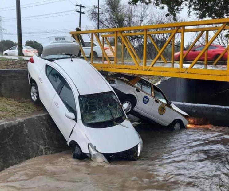 Corriente se lleva 2 autos en Escobedo Corriente se lleva 2 autos en Escobedo