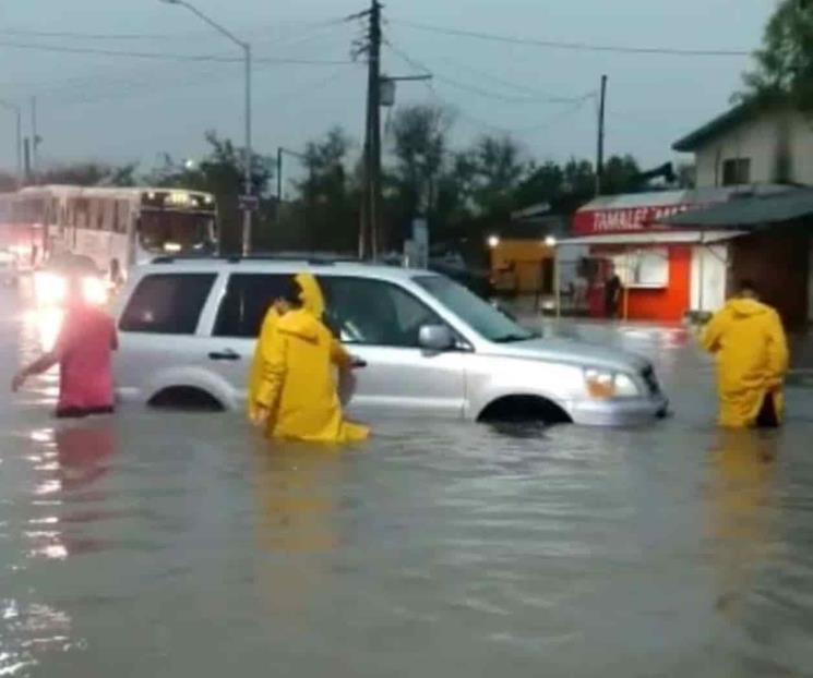 Recatan a conductor atrapado en tramo inundado Recatan a conductor atrapado en tramo inundado