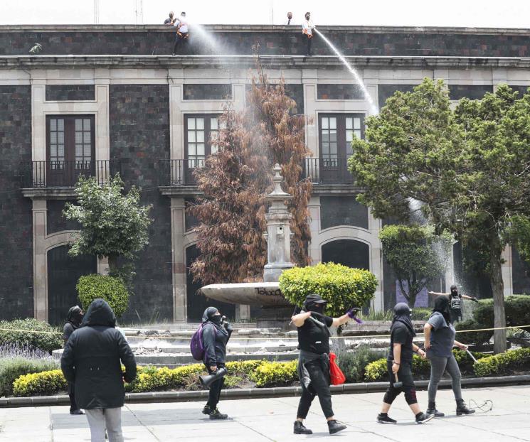 Dispersan con chorros de agua a feministas