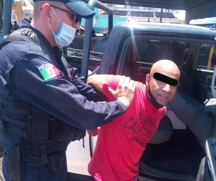 Arrestan a hombre por ocasionar daños a taxi
