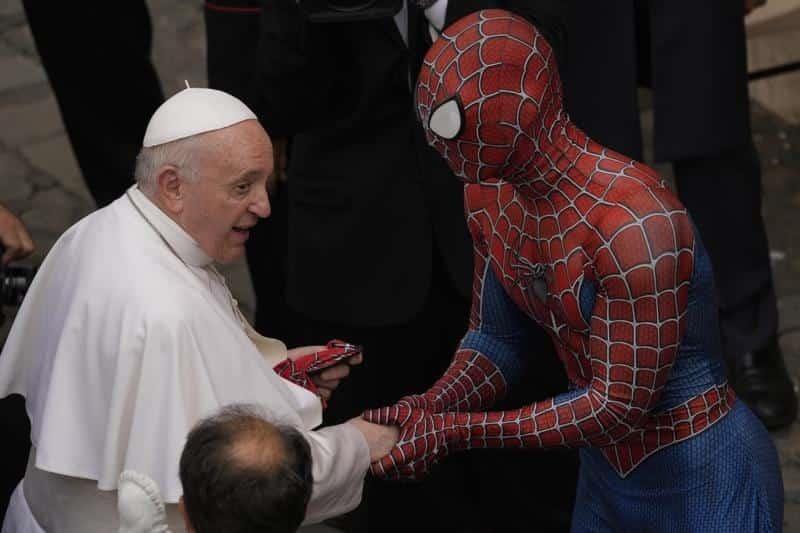 Saluda Hombre Araña al papa Francisco Saluda Hombre Araña al papa Francisco