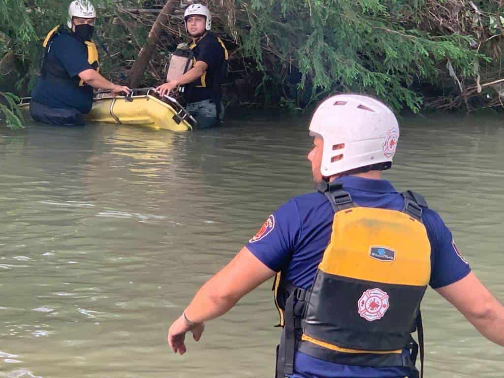 Bomberos de Guadalupe rescataron el cuerpo de un hombre que fue arrastrado por la corriente del Río La Silla.