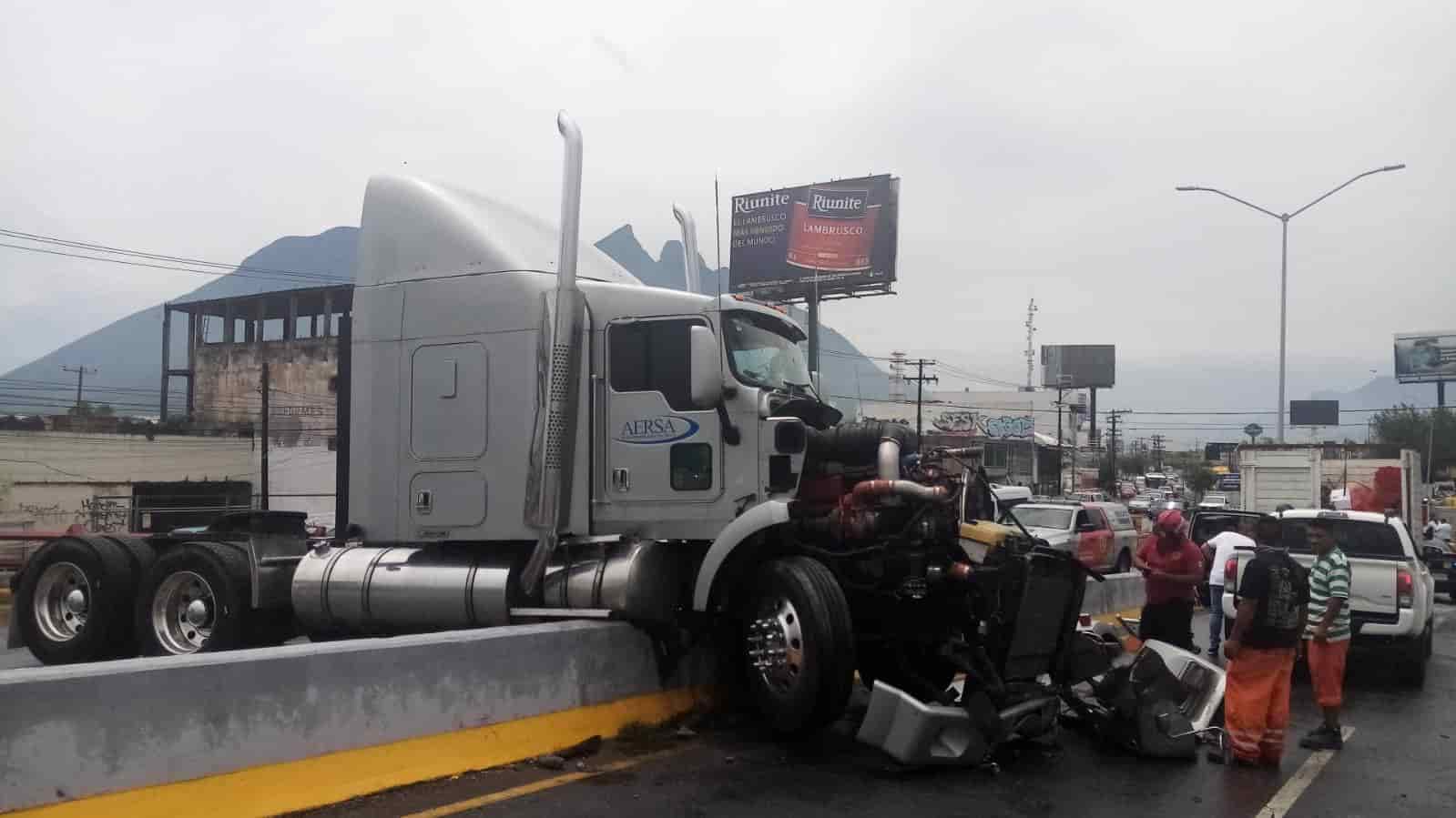 La conductora de un vehículo falleció en un hospital luego de resultar gravemente lesionada al ser chocada por un tractocamión