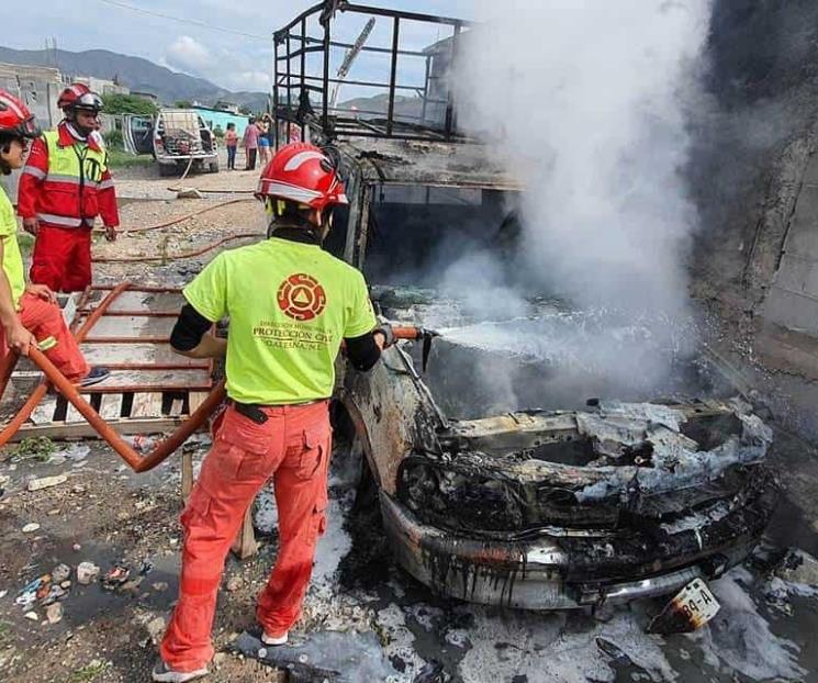 Acaba incendio con su camioneta Acaba incendio con su camioneta