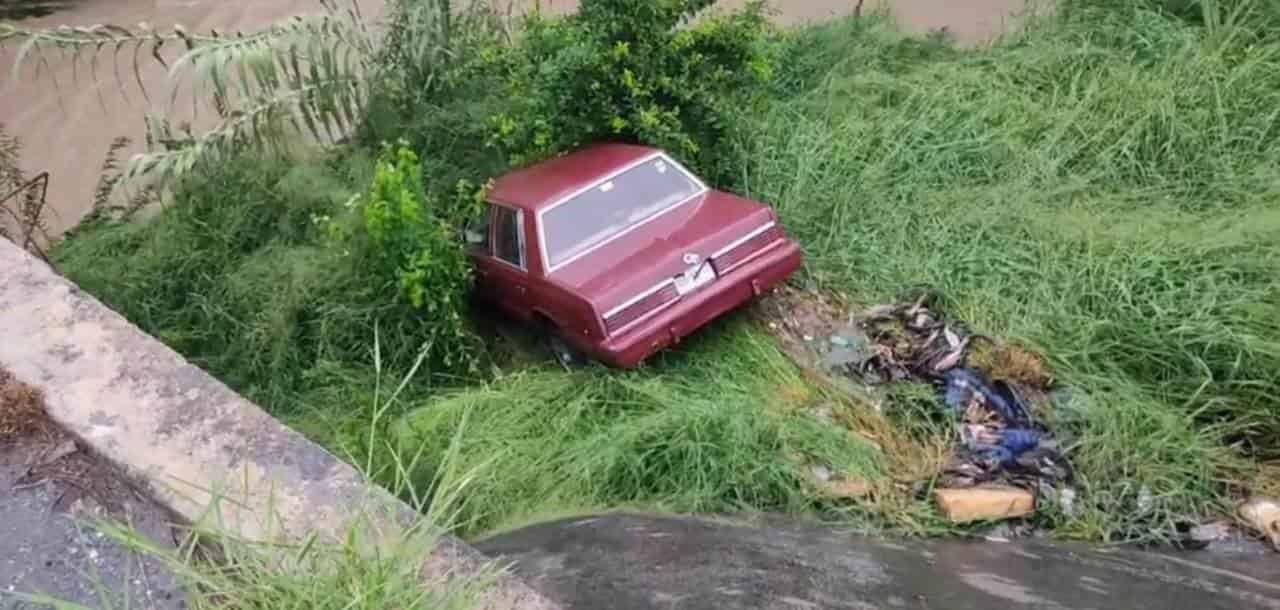 Se desploma vehículo hacia lecho de rio en Cadereyta Se desploma vehículo hacia lecho de rio en Cadereyta