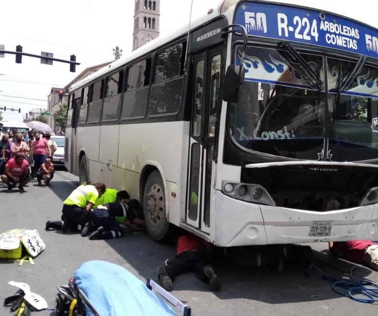 Ruta urbana atropella y arrastra a mujer en el Centro de Mty Ruta urbana atropella y arrastra a mujer en el Centro de Mty