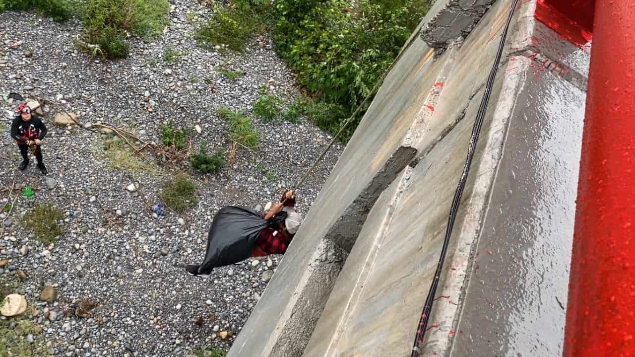 Las lluvias registradas ayer en la zona metropolitana, llevaron al rescate de cuatro personas