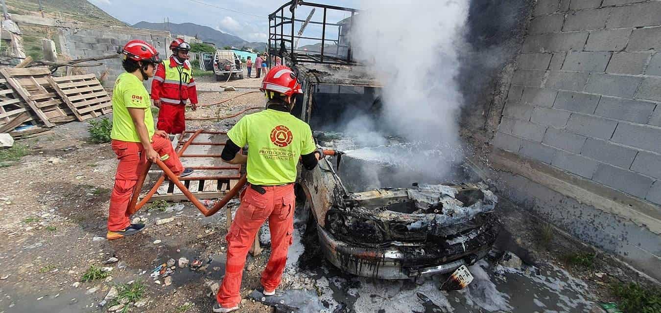 La camioneta terminó totalmente destruida, al incendiarse debido a un corto circuito