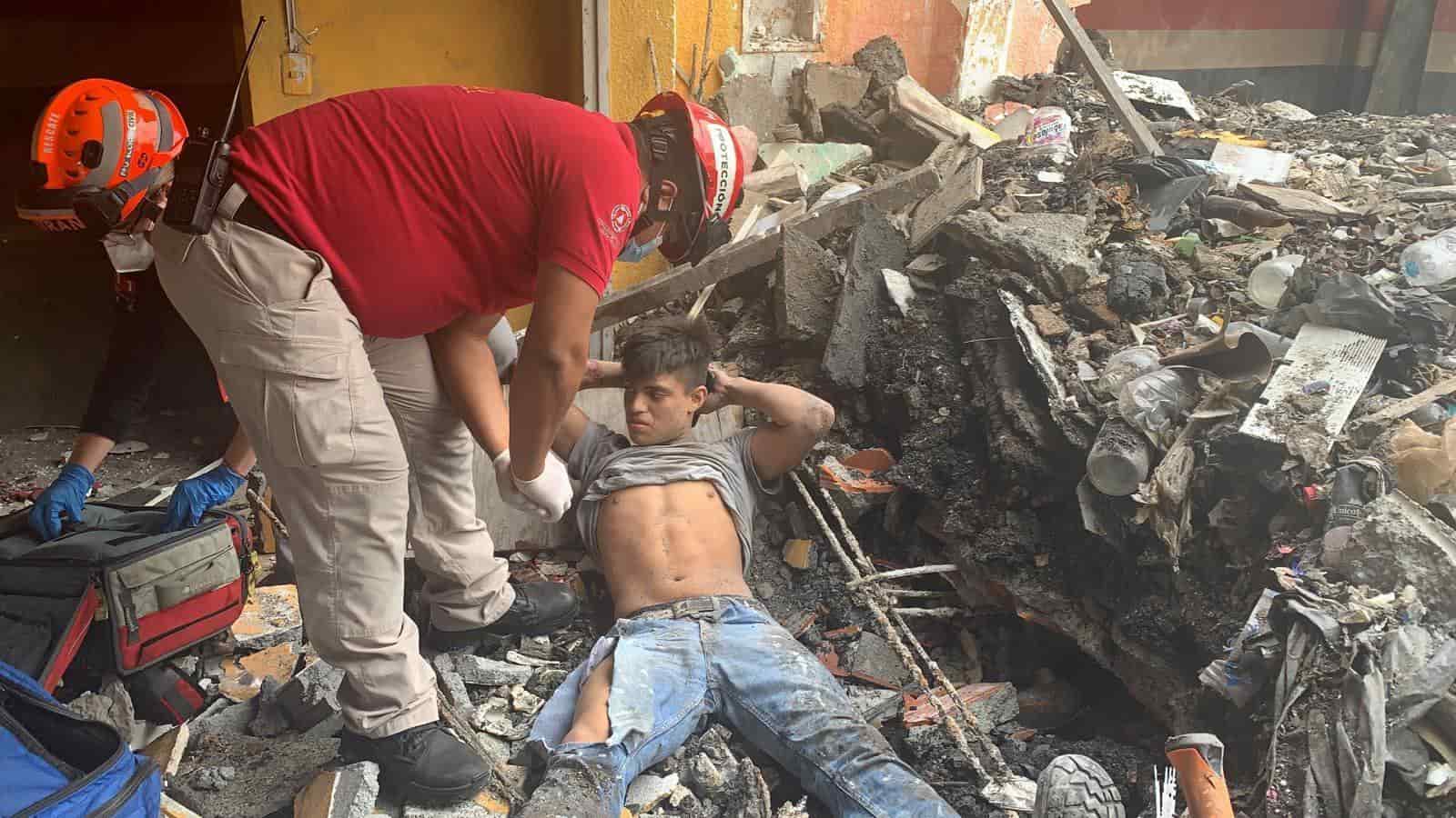 Terminó con parte de su cuerpo sepultado tras registrarse un derrumbe