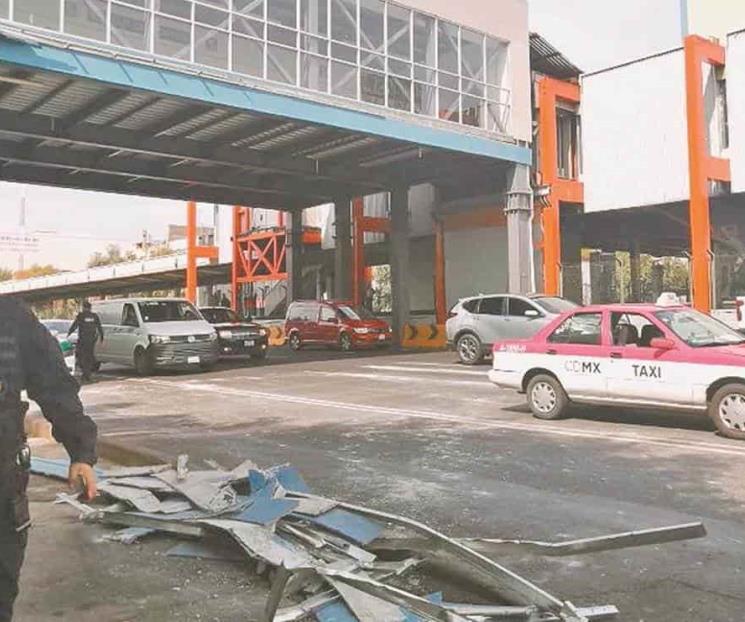 Cae plafón de L2 del Metro y daña 2 autos Cae plafón de L2 del Metro y daña 2 autos