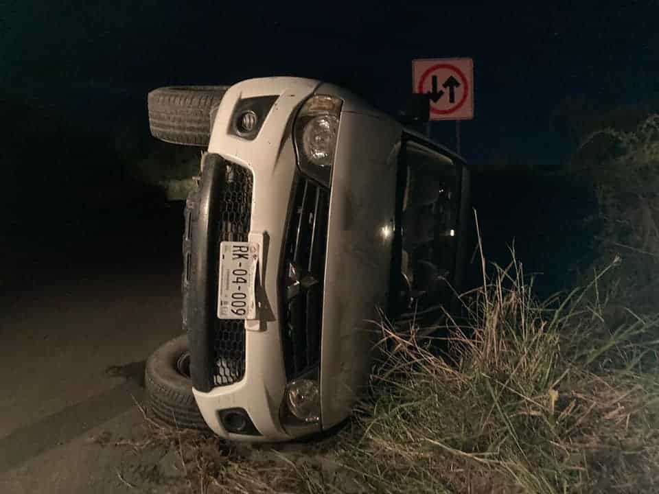 La camioneta terminó volcada en un tramo carretero de General Terán