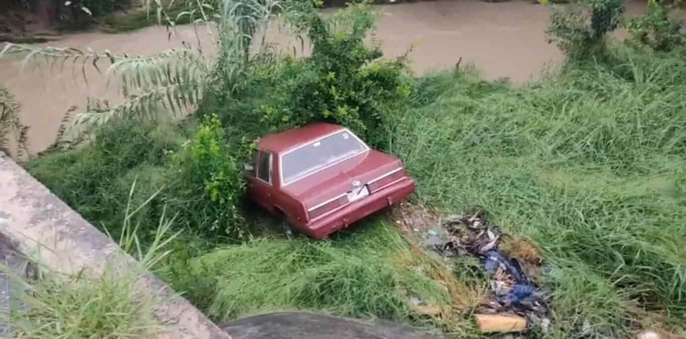 Una pareja de la tercera edad, sufrió un ataque de histeria, cuando el vehículo en que viajaban se desplomo hacia el lecho de rio