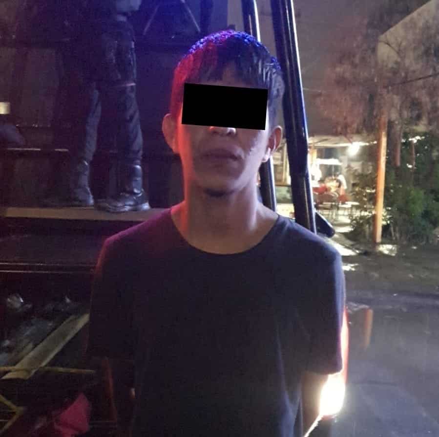 Tras ser descubierto en un auto con reporte de robo, un conductor intentó darse a la fuga