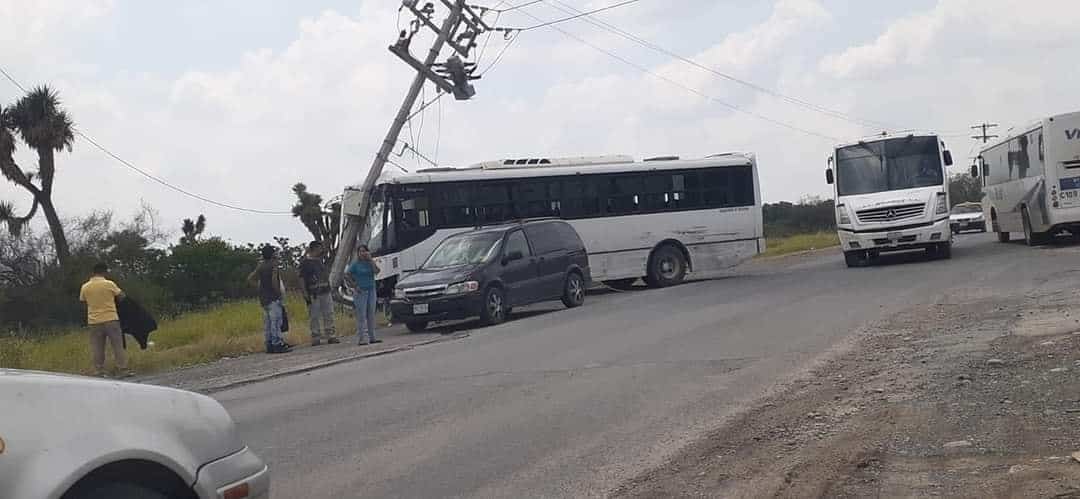 Un camión  de transporte de personal terminó estrellándose contra un poste