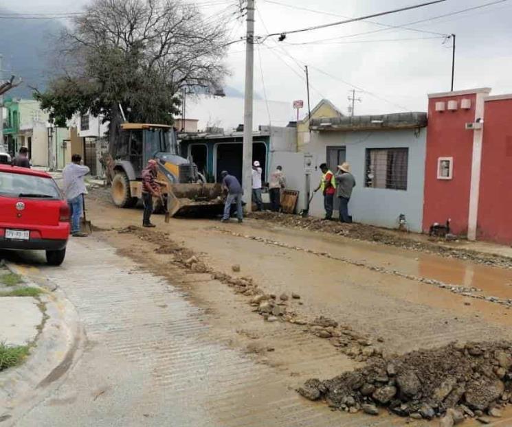 Siguen reparando calles dañadas en Juárez Siguen reparando calles dañadas en Juárez