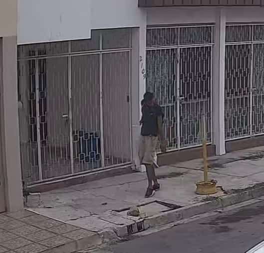 En el momento que salía de un domicilio al que presuntamente entró a robar, ya que llevaba diversos objetos, un hombre fue detenido