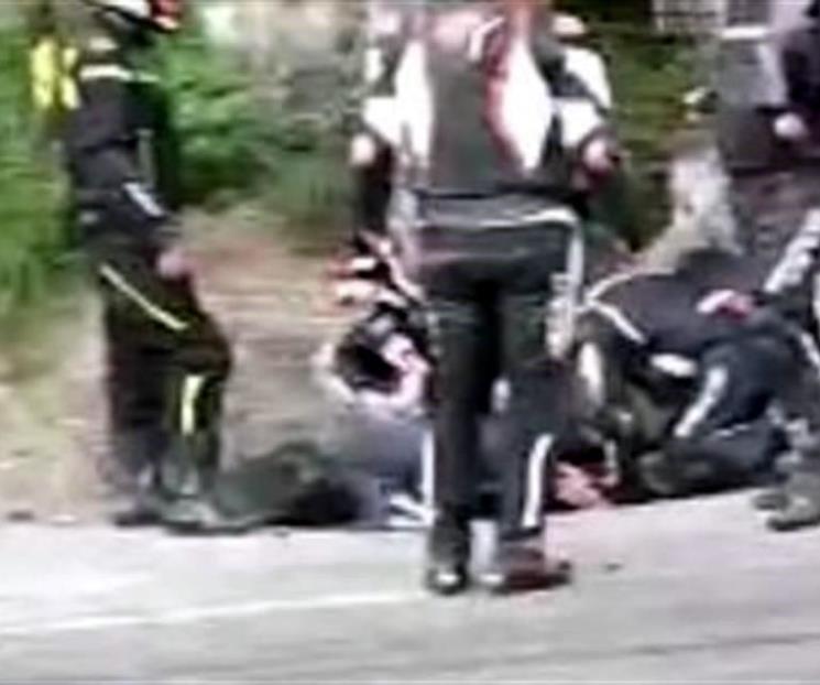 Resulta herido al estrellar su moto en camioneta