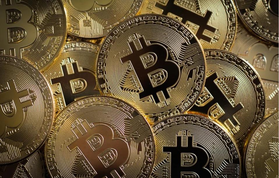 Banco Azteca abre la puerta a las criptomonedas