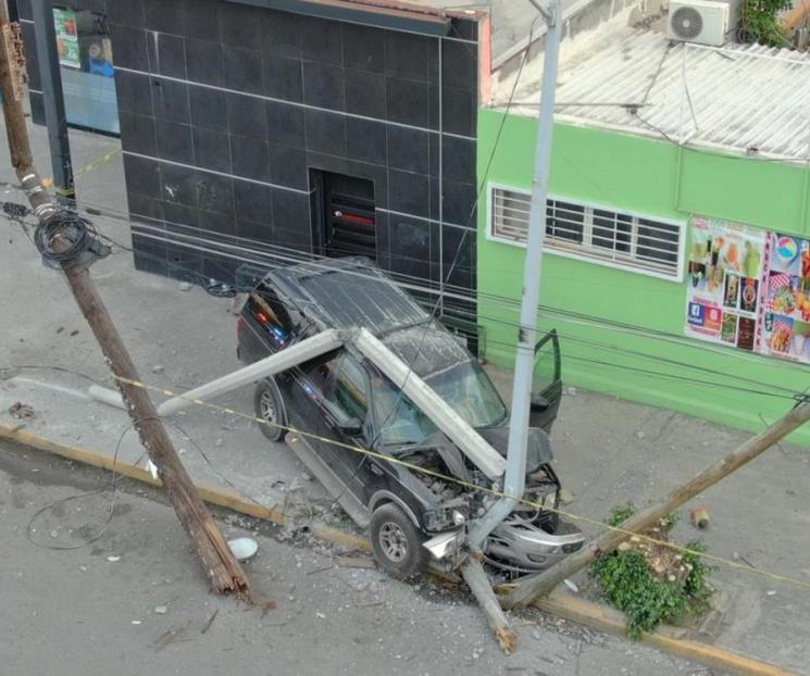Tira varios poste y ocasiona apagón Tira varios poste y ocasiona apagón