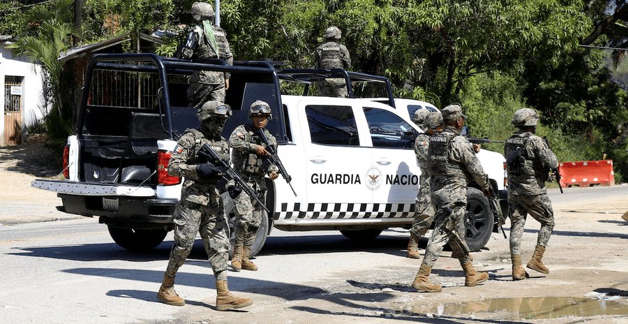 Señala AMLO que militares llevan de la mano a la GN