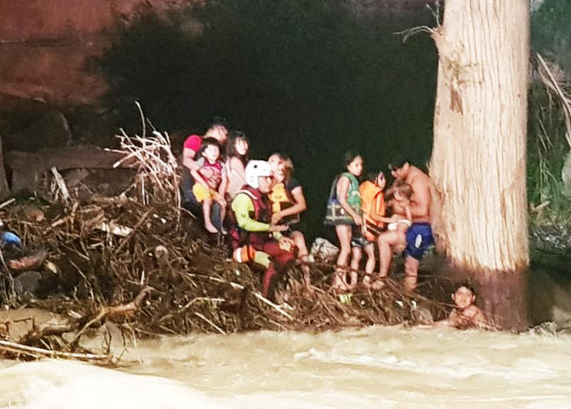 Rescatan a familia atrapada tras lluvia