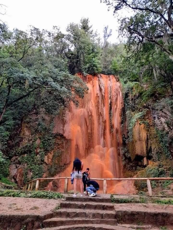 Por Lluvias El Salto se pinta de rojo Por Lluvias El Salto se pinta de rojo