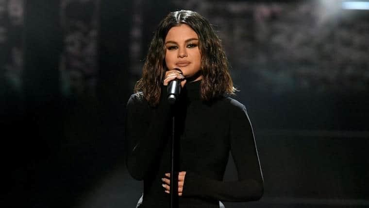 Selena Gomez asegura que sus relaciones están malditas Selena Gomez asegura que sus relaciones están malditas