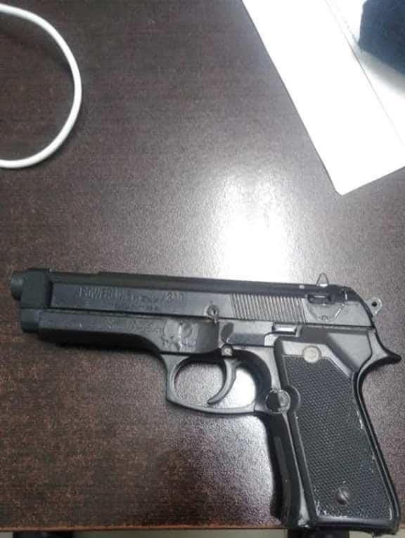Asalta con pistola de juguete Asalta con pistola de juguete