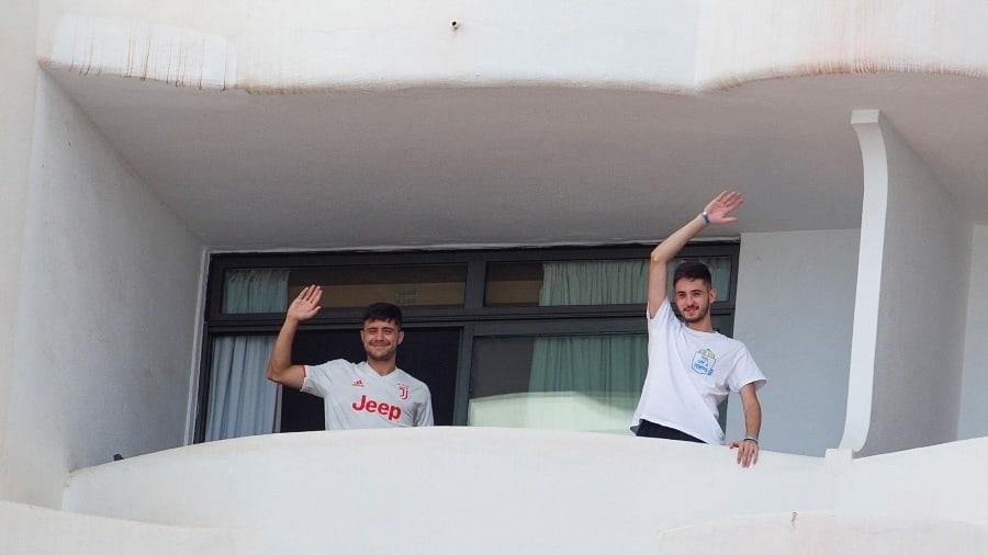 Pone España en cuarentena a estudiantes por “macrobrote”