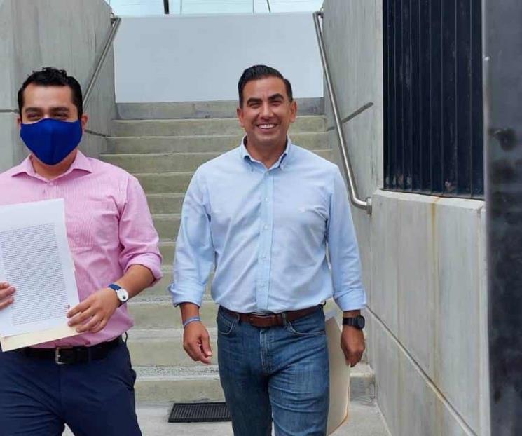 Lleva Poncho Robledo pruebas al Tribunal Lleva Poncho Robledo pruebas al Tribunal
