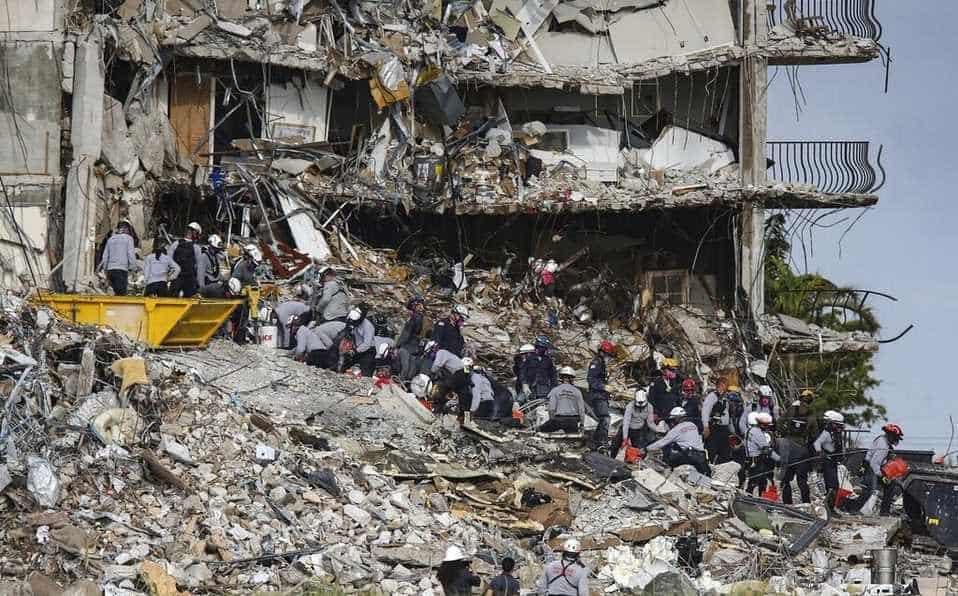 Suman 12 muertos por derrumbe en edificio