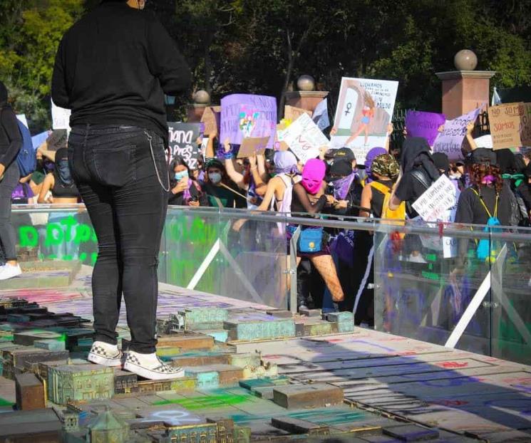 Detienen a cinco mujeres que realizaron pintas Detienen a cinco mujeres que realizaron pintas