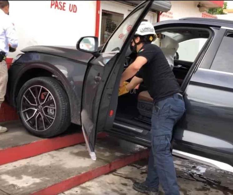 Estrella camioneta contra negocio
