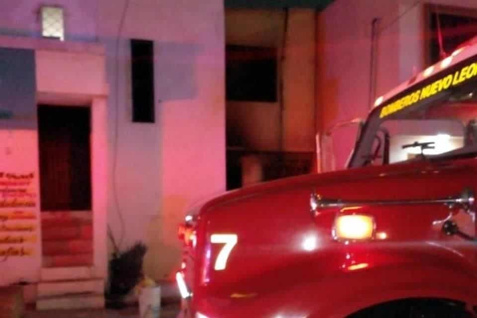 Rescataron a una familia de la colonia Los Robles, después de registrarse un incendio en la sala de la casa.