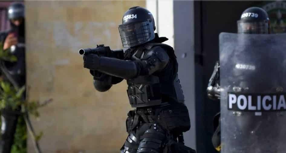 Suspenden a policías por agredir a periodistas en protestas Suspenden a policías por agredir a periodistas en protestas