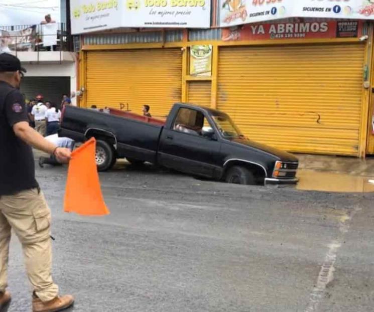 Camioneta cae en socavón en Allende Camioneta cae en socavón en Allende