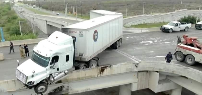 Queda tráiler a punto de caer de puente en Salinas Queda tráiler a punto de caer de puente en Salinas