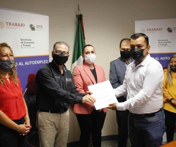 Entregan apoyos a familias emprendedoras