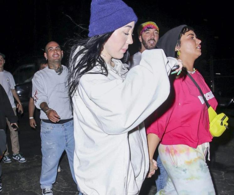 Captan a Demi Lovato y hermana de Miley agarradas de la mano