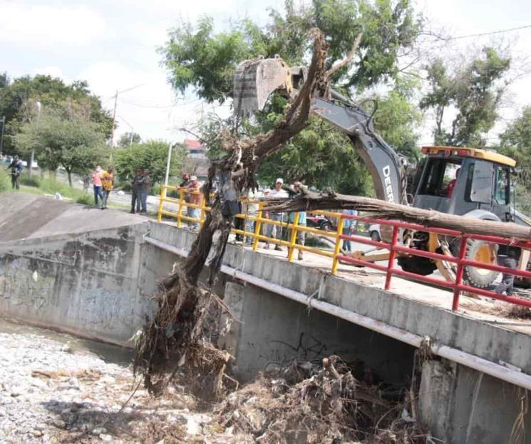 Desazolvan arroyo en Juárez Desazolvan arroyo en Juárez