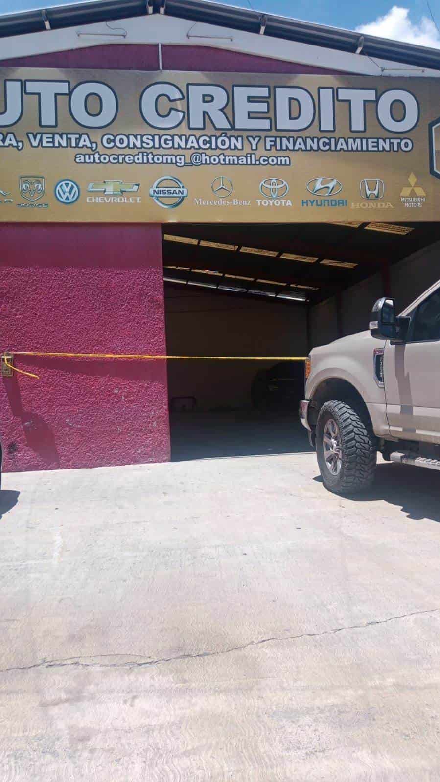 De al menos tres balazos un hombre fue ejecutado en el interior de un lote de autos